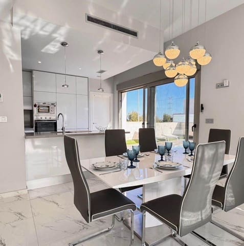 4 soveværelse Villa til salg i Punta Prima, Orihuela med swimmingpool - € 519.000 (Ref: 9833902)
