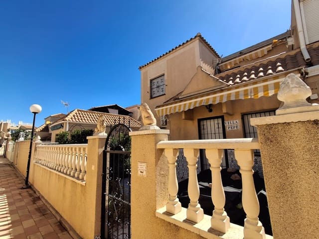 3 makuuhuone Rivitalo myytävänä paikassa Torrevieja mukana uima-altaan - 175 000 € (Ref: 9839515)