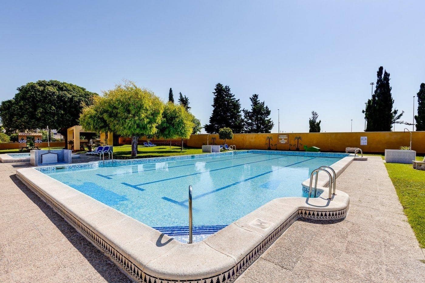 3 makuuhuone Rivitalo myytävänä paikassa Torrevieja mukana uima-altaan - 175 000 € (Ref: 9839515)