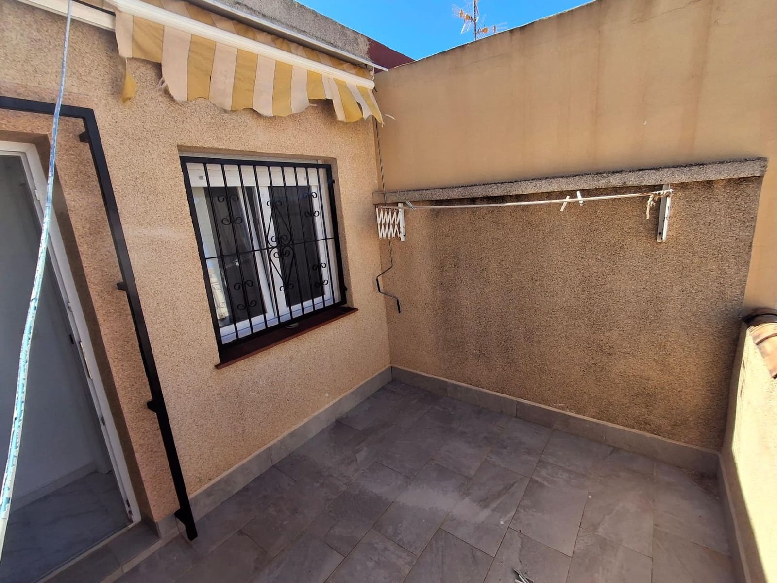 3 makuuhuone Rivitalo myytävänä paikassa Torrevieja mukana uima-altaan - 175 000 € (Ref: 9839515)