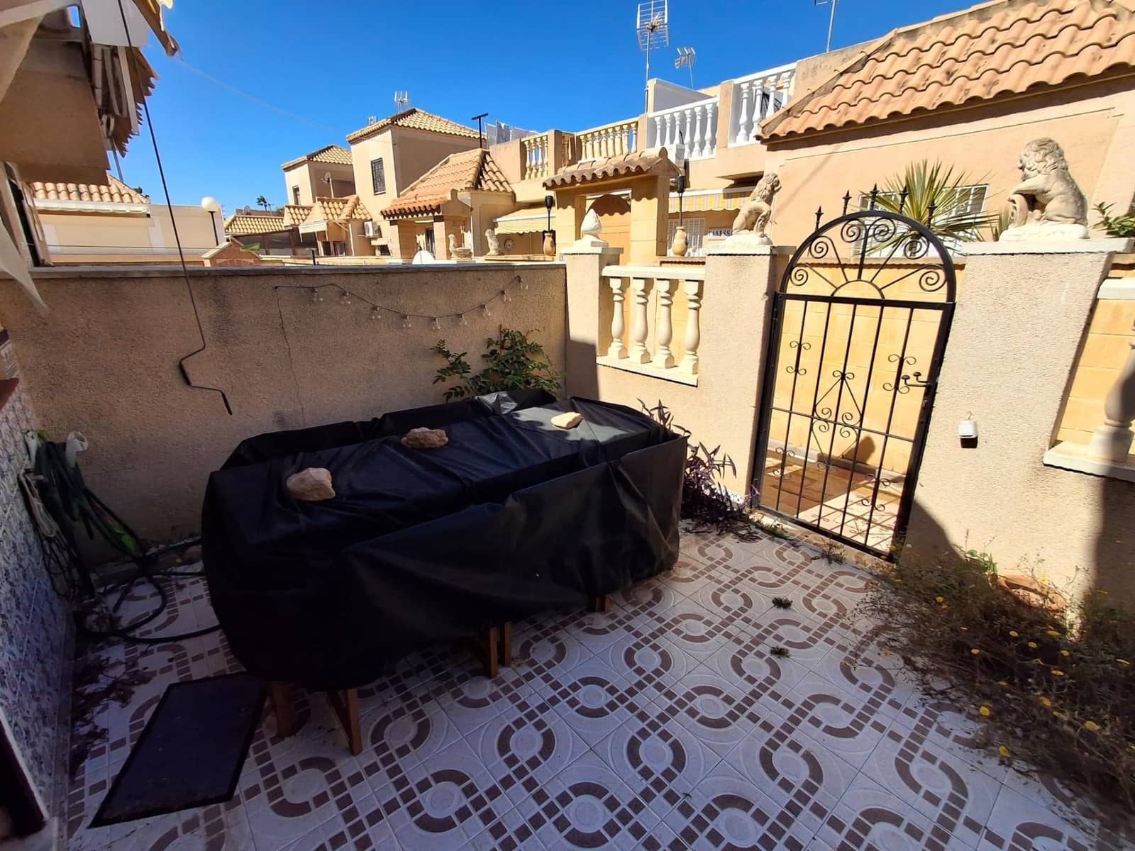 3 makuuhuone Rivitalo myytävänä paikassa Torrevieja mukana uima-altaan - 175 000 € (Ref: 9839515)