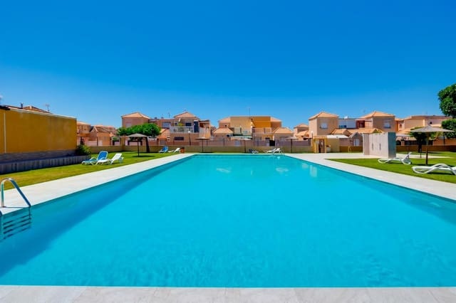 3 soverom Rekkehus til salgs i Torrevieja med svømmebasseng - € 175 000 (Ref: 9839515)