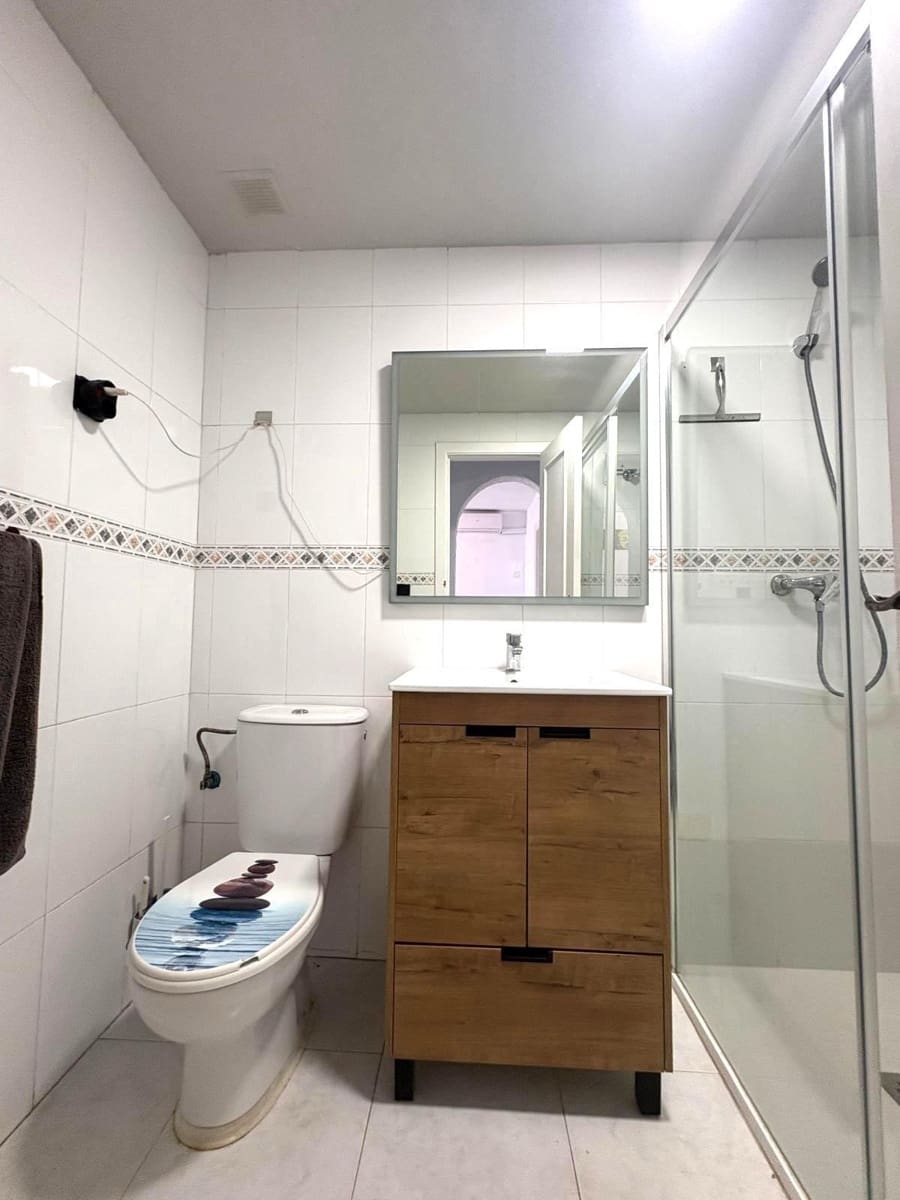 Bungalow de 2 habitaciones en Torrevieja en venta con piscina - 147.000 € (Ref: 9855674)