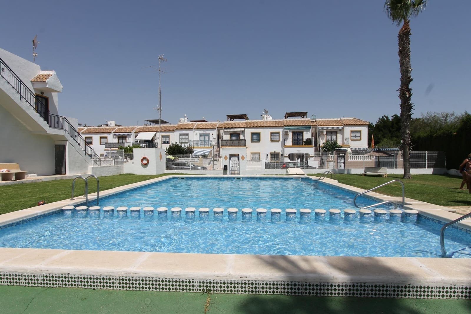 Bungalow de 2 habitaciones en Torrevieja en venta con piscina - 147.000 € (Ref: 9855674)