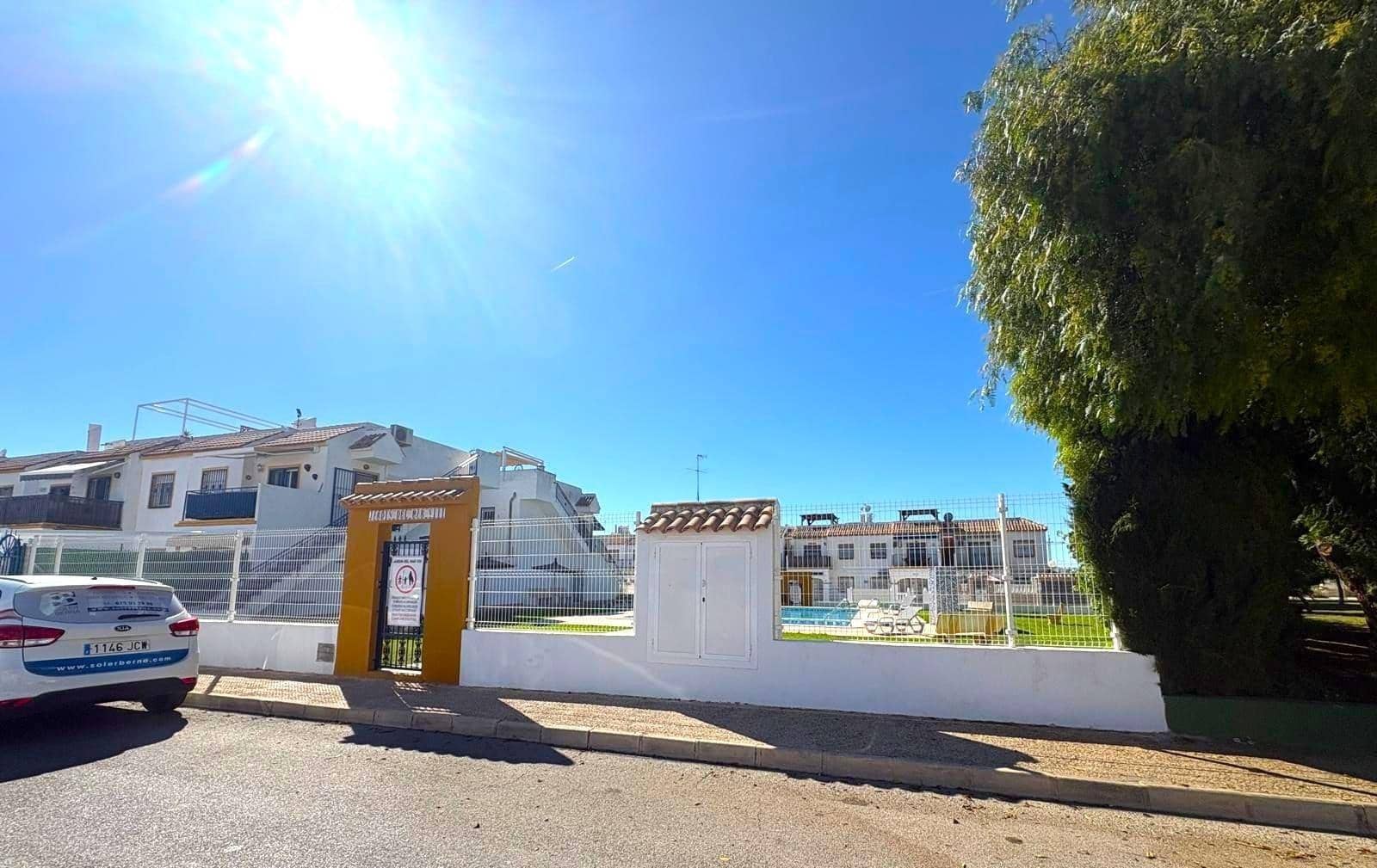 Bungalow de 2 habitaciones en Torrevieja en venta con piscina - 147.000 € (Ref: 9855674)