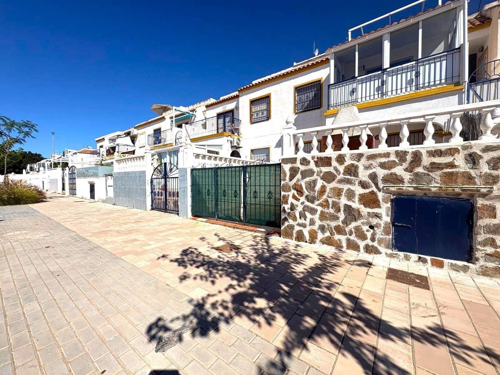 Bungalow de 2 habitaciones en Torrevieja en venta con piscina - 147.000 € (Ref: 9855674)