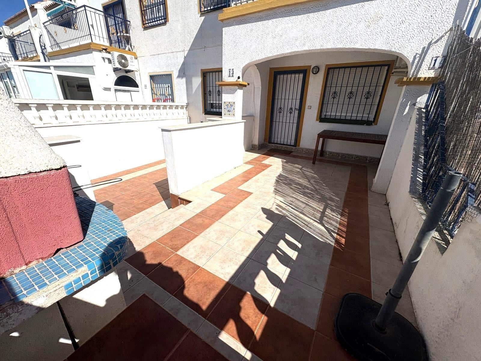 Bungalow de 2 habitaciones en Torrevieja en venta con piscina - 147.000 € (Ref: 9855674)