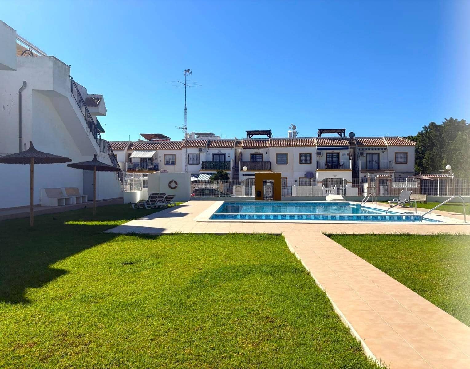 Bungalow de 2 habitaciones en Torrevieja en venta con piscina - 147.000 € (Ref: 9855674)