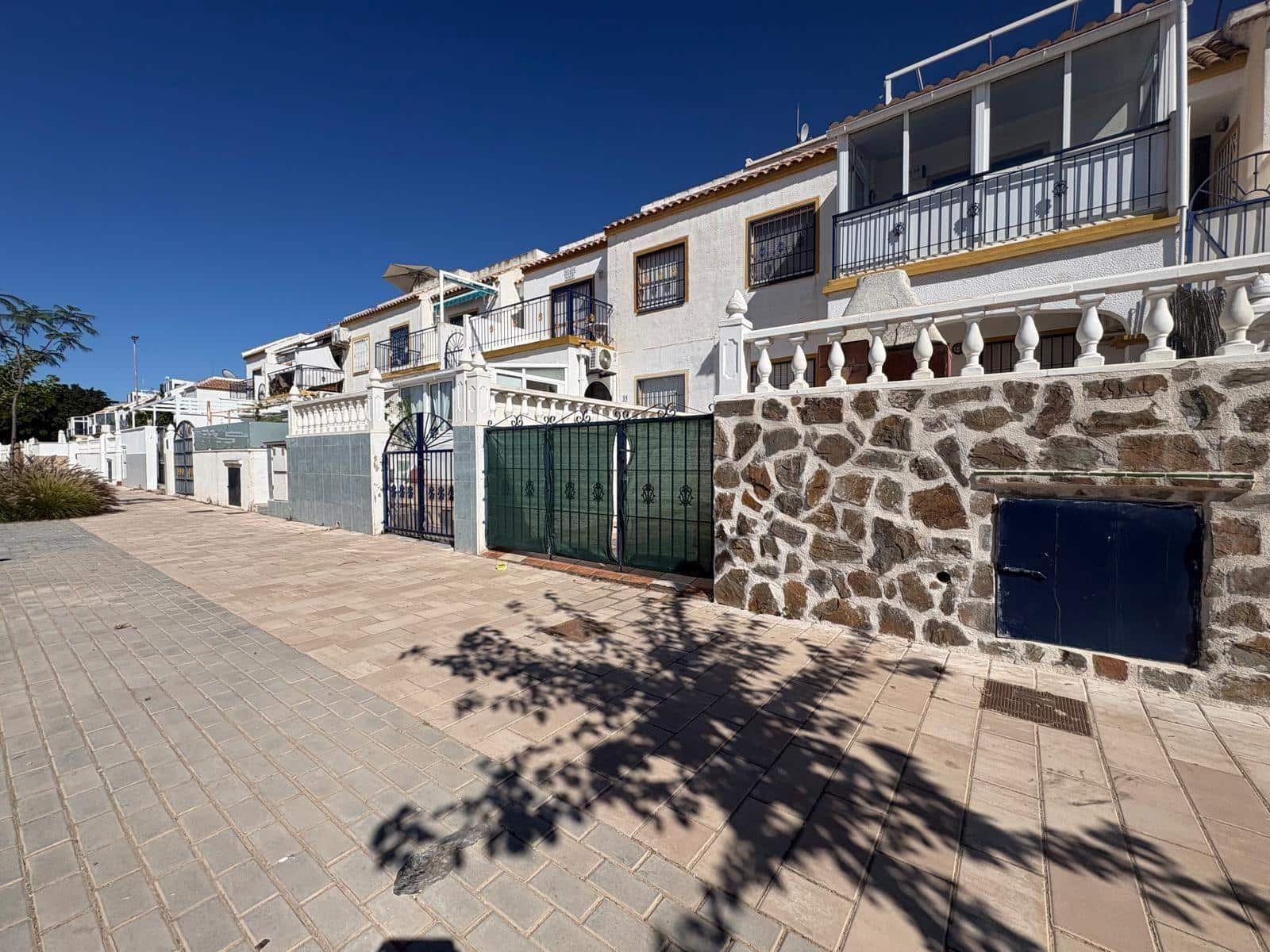 Bungalow de 2 habitaciones en Torrevieja en venta con piscina - 147.000 € (Ref: 9855674)