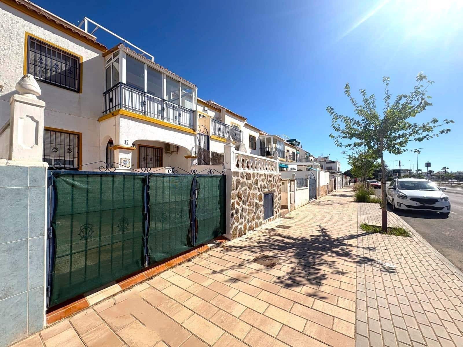 Bungalow de 2 habitaciones en Torrevieja en venta con piscina - 147.000 € (Ref: 9855674)