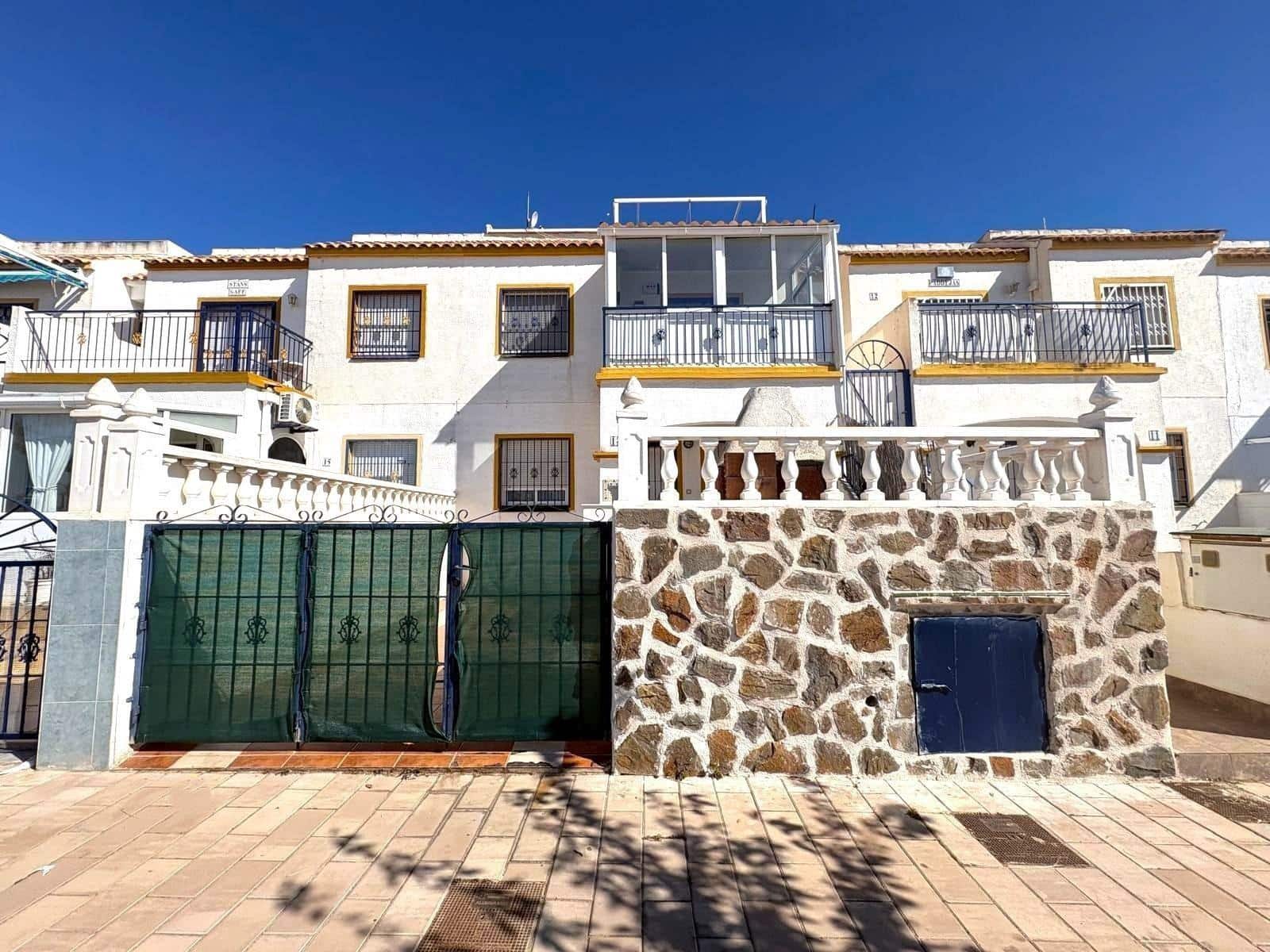 Bungalow de 2 habitaciones en Torrevieja en venta con piscina - 147.000 € (Ref: 9855674)