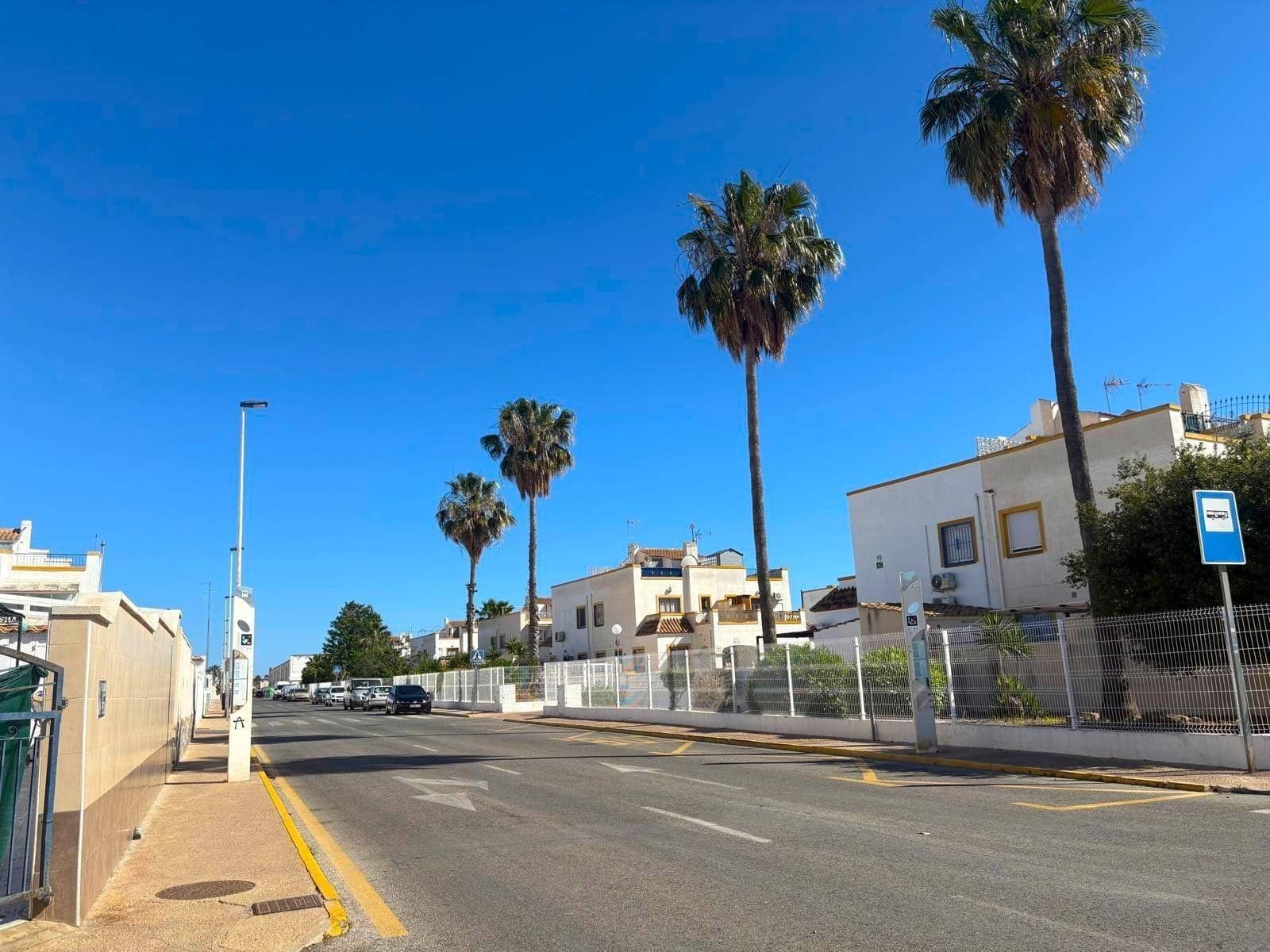Bungalow de 2 habitaciones en Torrevieja en venta con piscina - 147.000 € (Ref: 9855674)