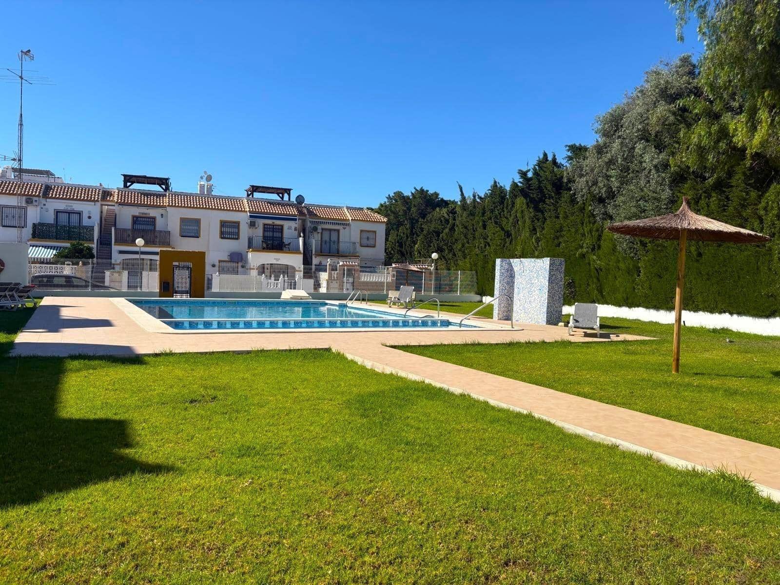 Bungalow de 2 habitaciones en Torrevieja en venta con piscina - 147.000 € (Ref: 9855674)