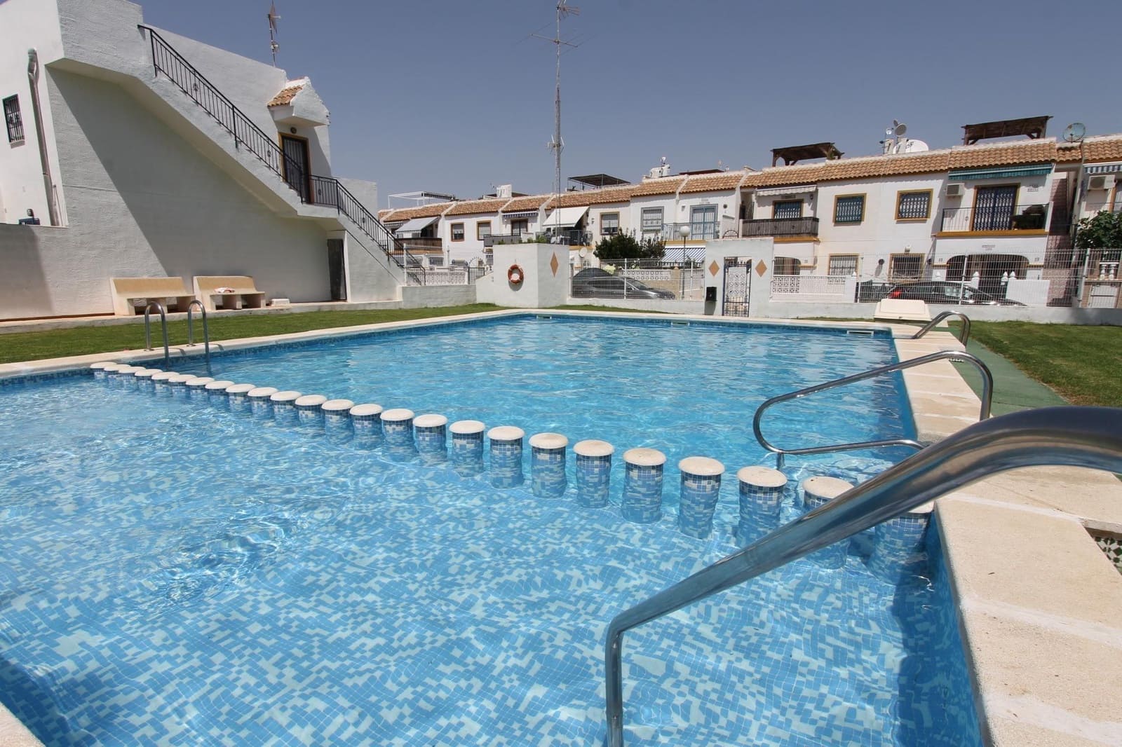 Bungalow de 2 habitaciones en Torrevieja en venta con piscina - 147.000 € (Ref: 9855674)