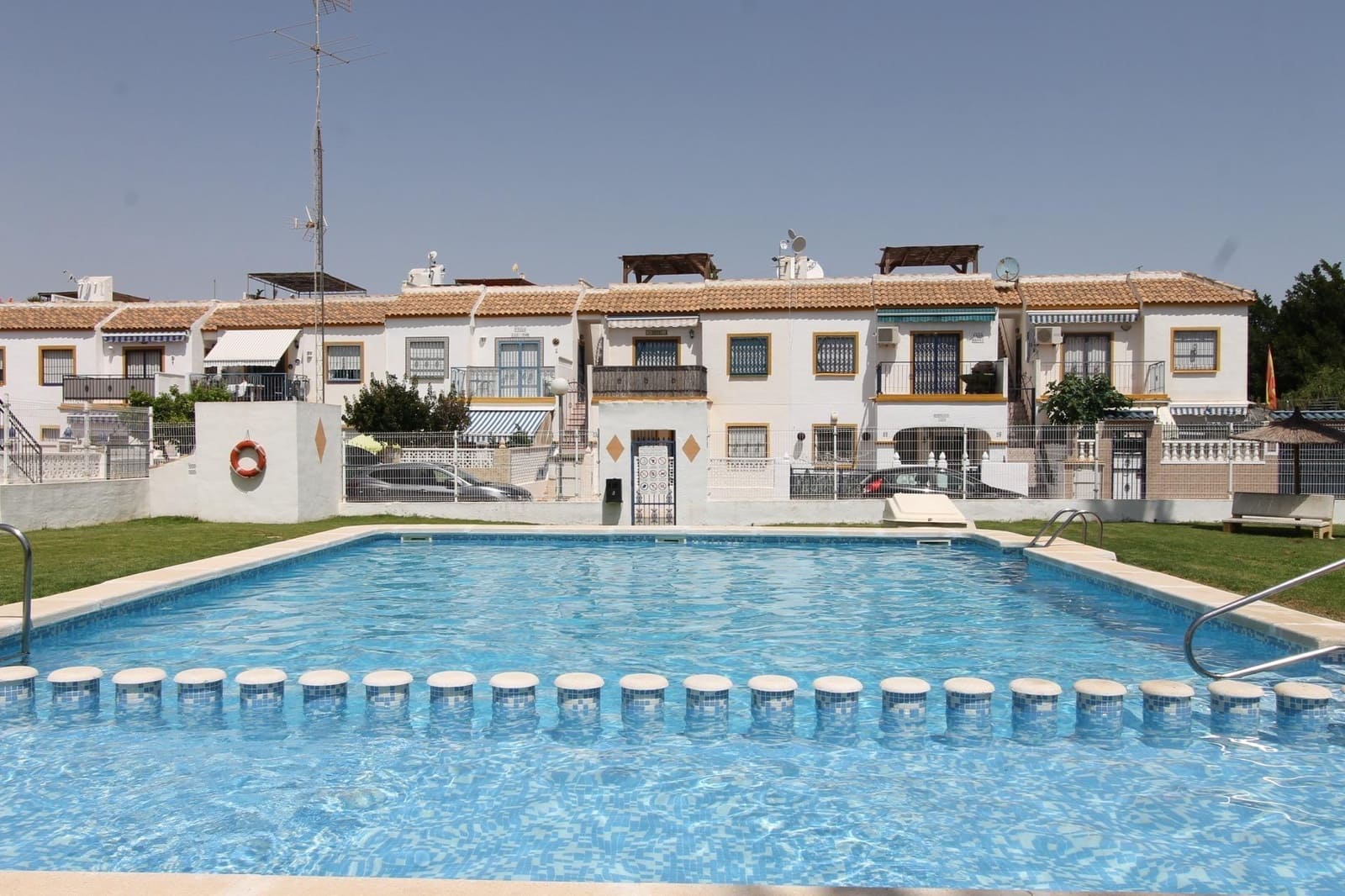 Bungalow de 2 habitaciones en Torrevieja en venta con piscina - 147.000 € (Ref: 9855674)