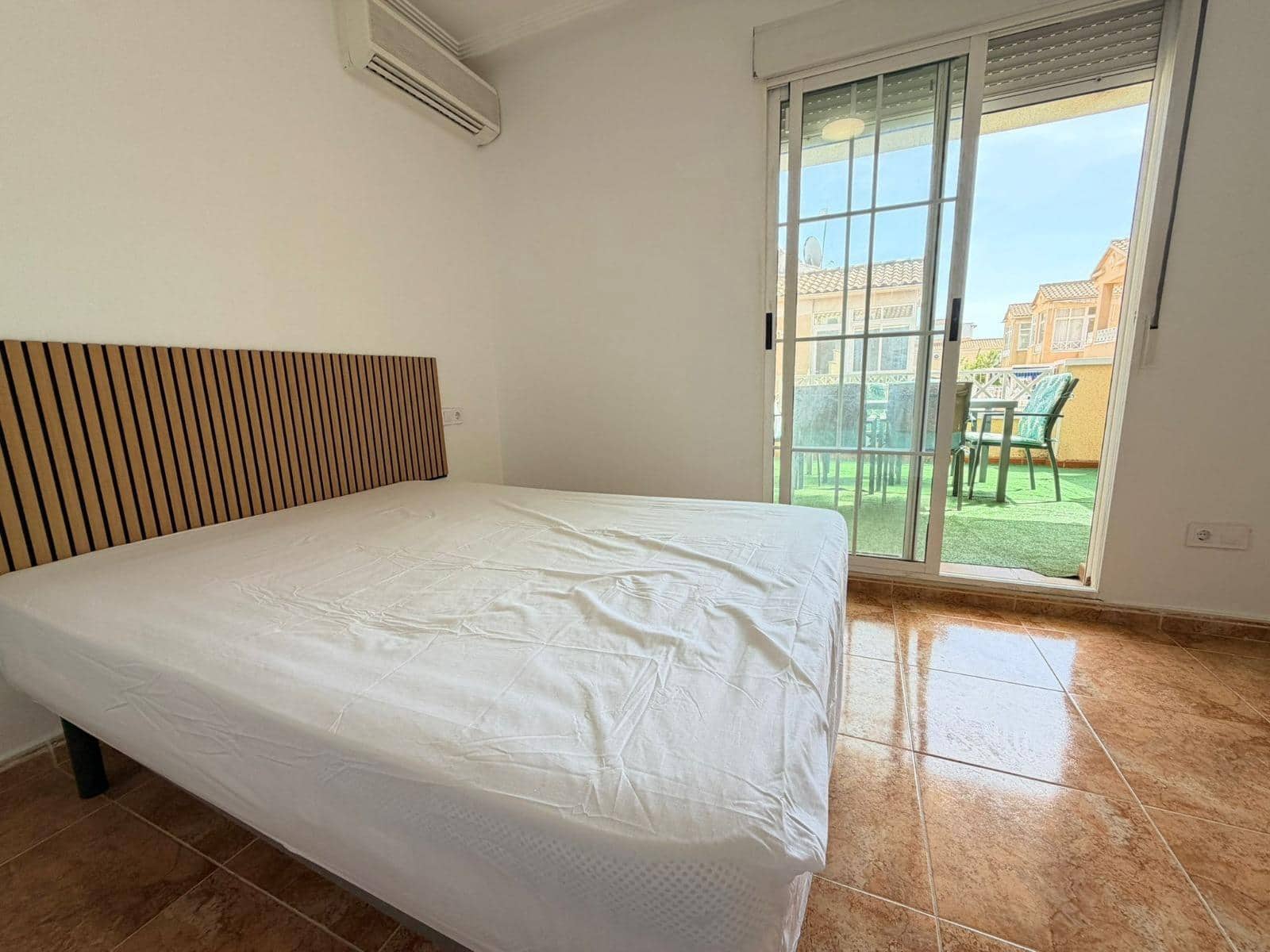 3 slaapkamer Rijtjeshuis te koop in Torrevieja met zwembad - € 182.500 (Ref: 9890566)