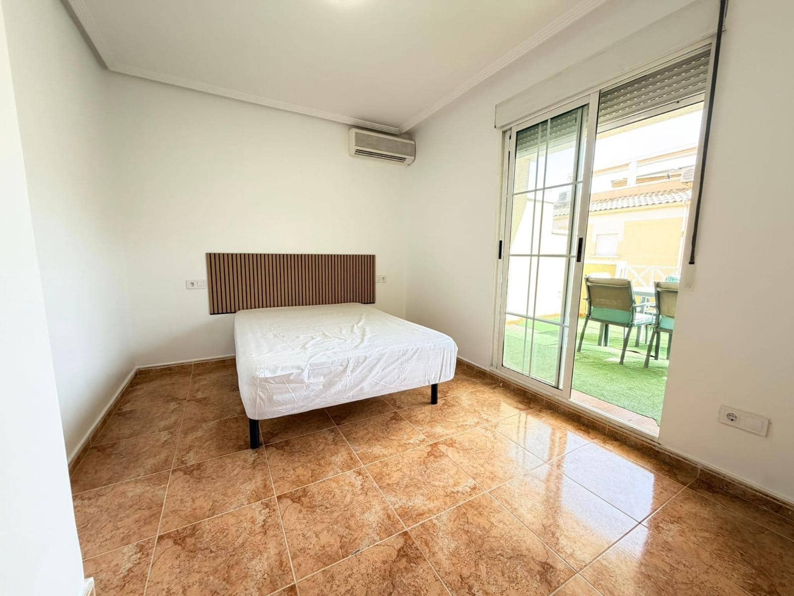 3 slaapkamer Rijtjeshuis te koop in Torrevieja met zwembad - € 182.500 (Ref: 9890566)