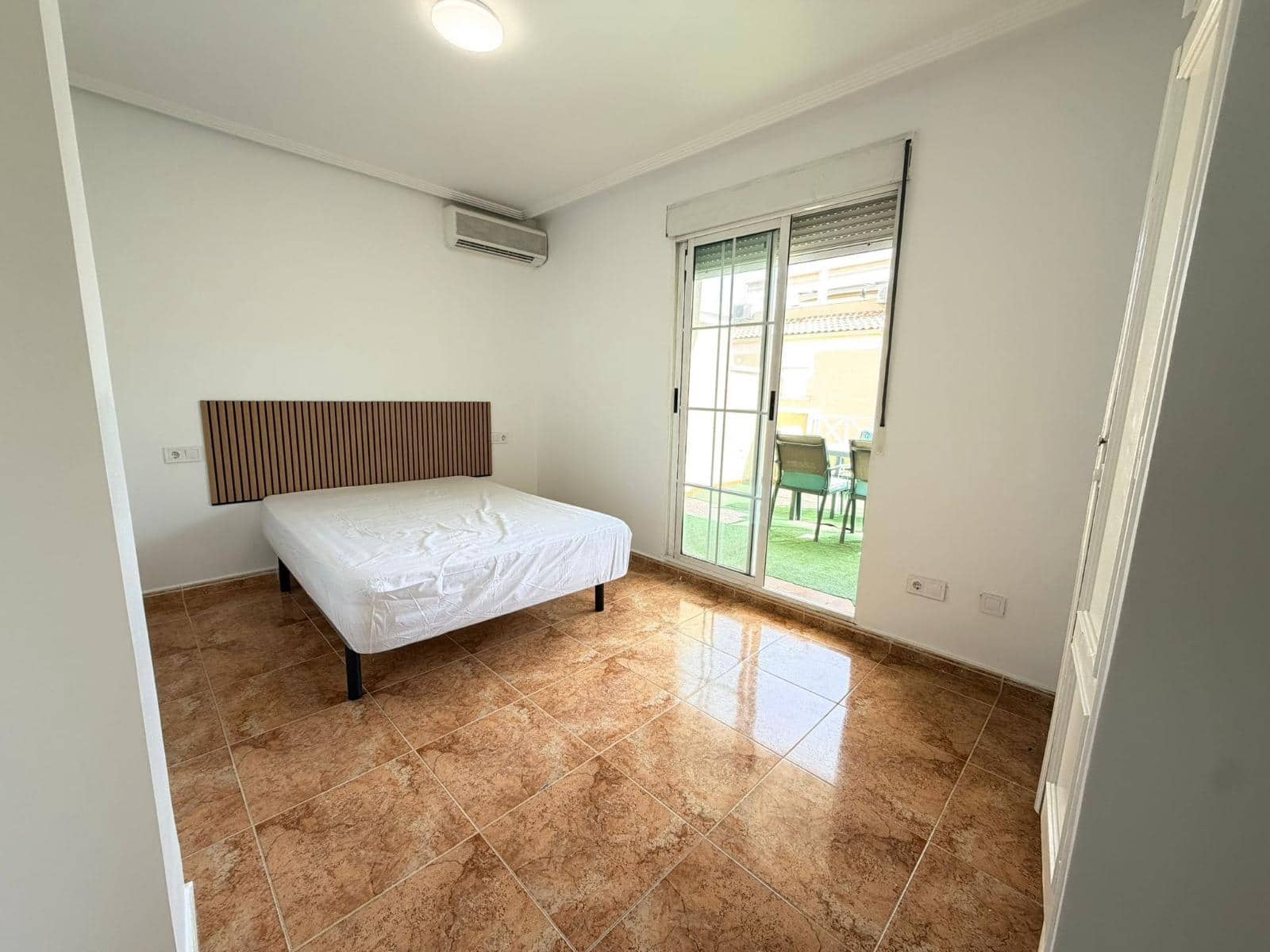 3 slaapkamer Rijtjeshuis te koop in Torrevieja met zwembad - € 182.500 (Ref: 9890566)