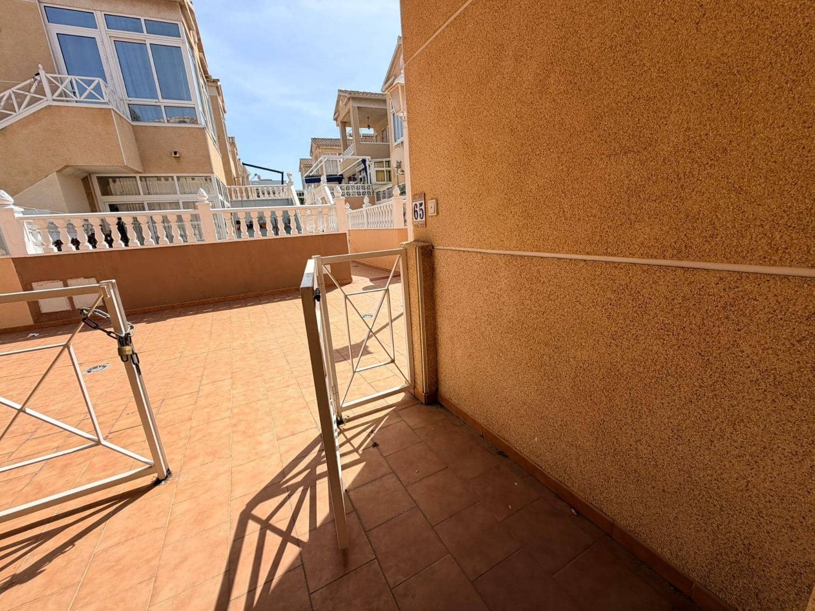 3 slaapkamer Rijtjeshuis te koop in Torrevieja met zwembad - € 182.500 (Ref: 9890566)