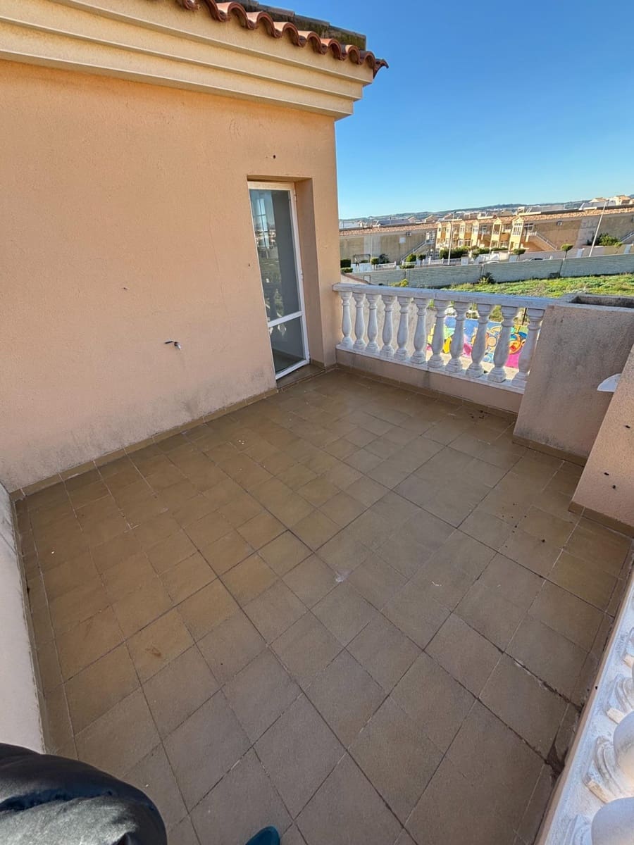 2 quarto Moradia em Banda para venda em El Limonar com piscina - 175 000 € (Ref: 9936559)