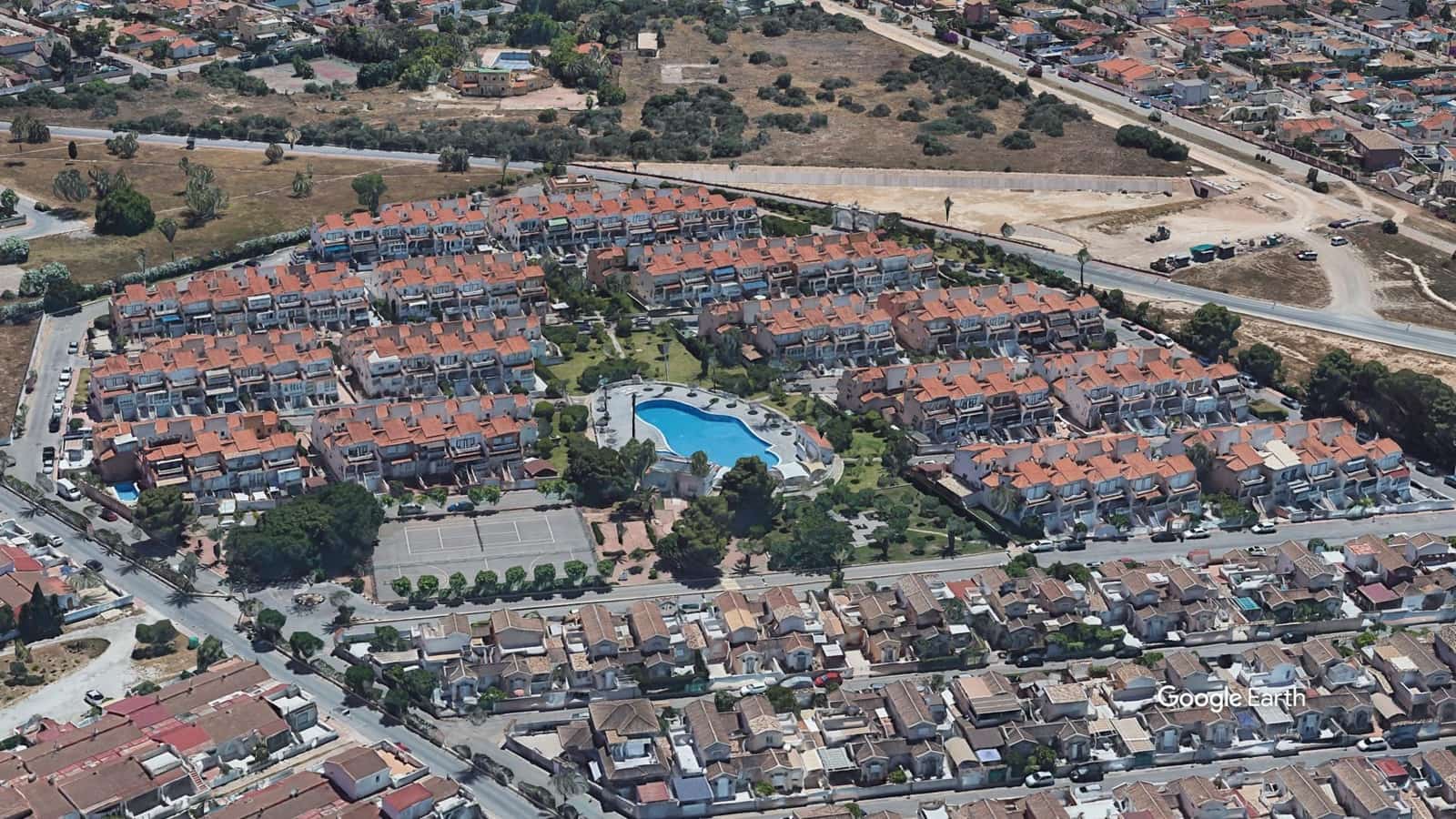 3 soverom Rekkehus til salgs i Torrevieja med svømmebasseng - € 224 000 (Ref: 9948101)