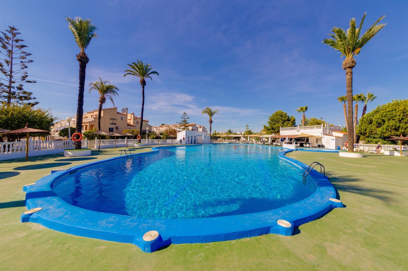 3 soverom Rekkehus til salgs i Torrevieja med svømmebasseng - € 224 000 (Ref: 9948101)