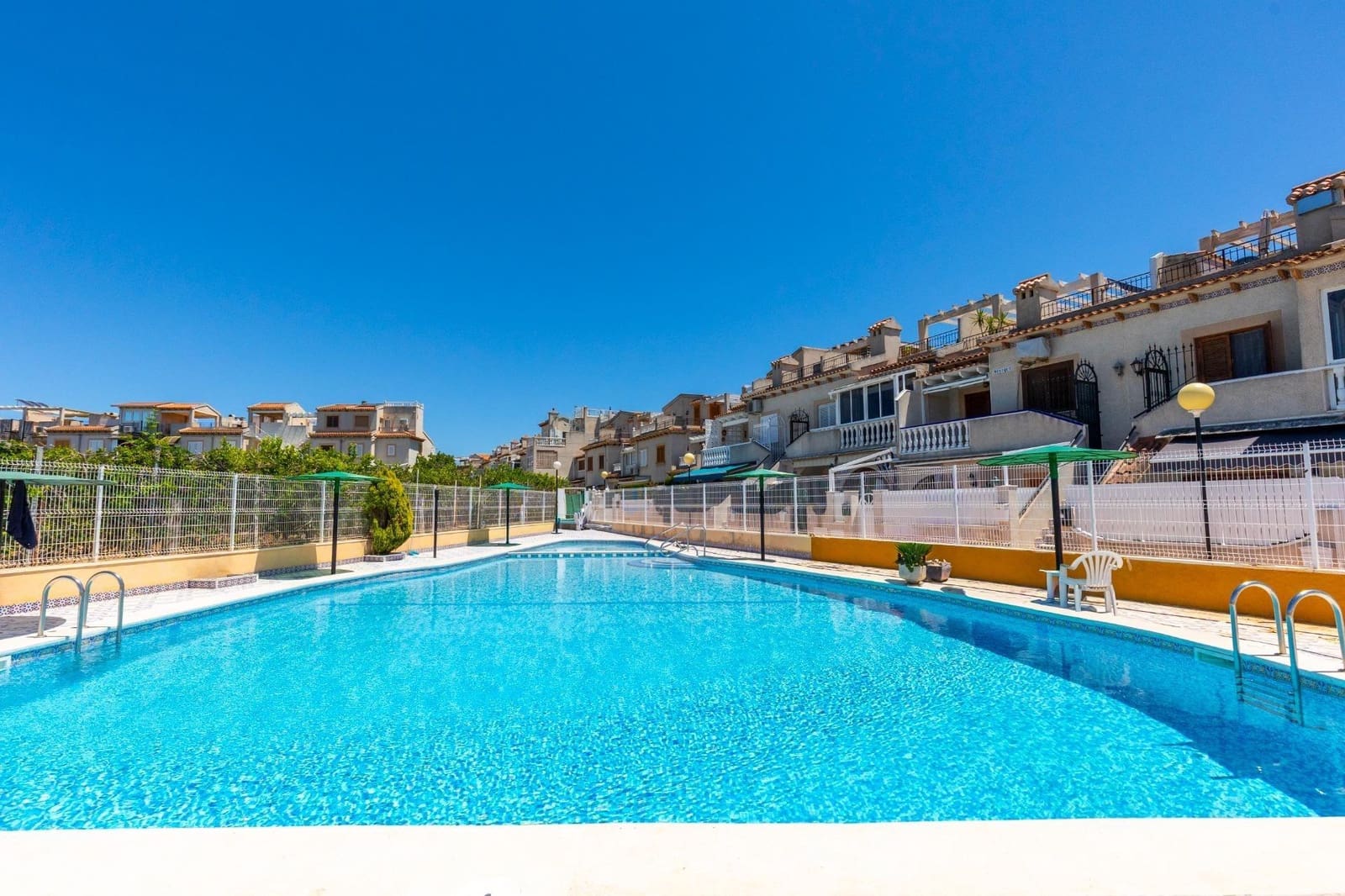 2 bedroom Bungalow for sale in Guardamar del Segura with pool - € 159,990 (Ref: 9948104)