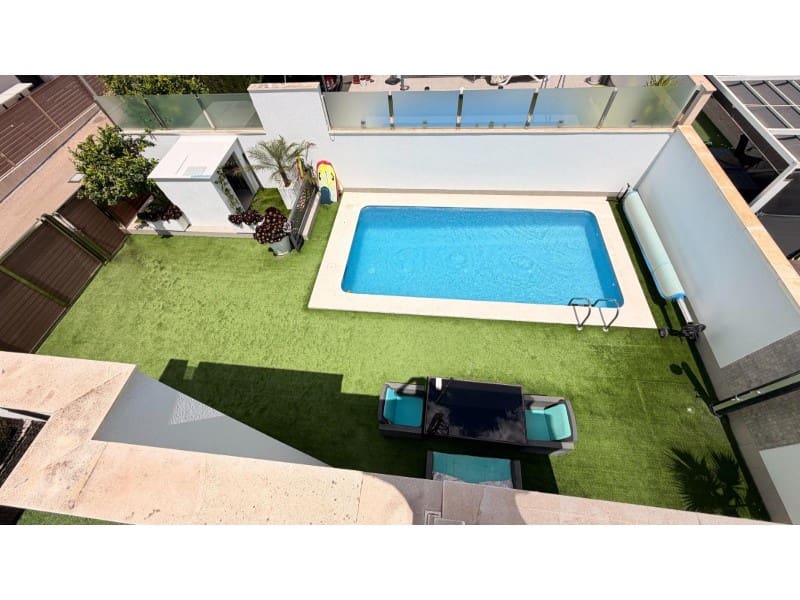 5 soveværelse Villa til salg i Torrevieja med swimmingpool - € 558.900 (Ref: 10000149)