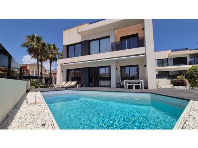 4 Zimmer Villa zu verkaufen in Aguas Nuevas, Torrevieja - 785.000 € (Ref: 10042731)