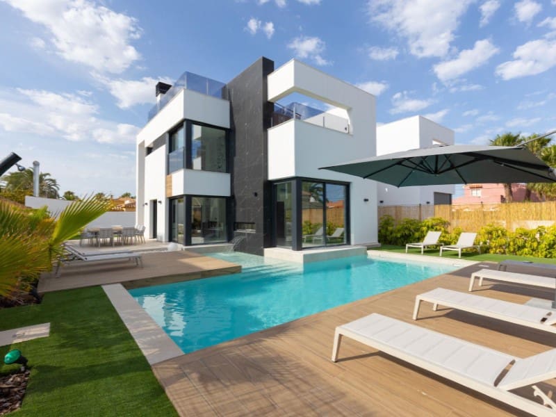 3 bedroom Villa for sale in Torrevieja with pool - € 699,900 (Ref: 10048966)