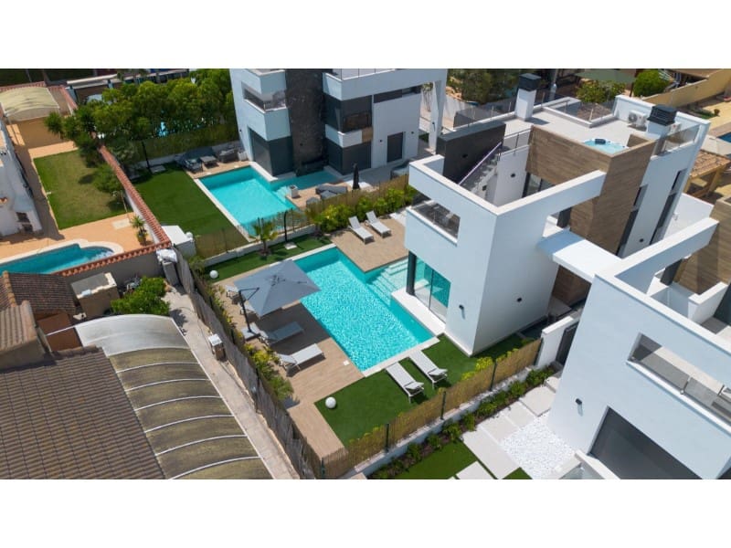 3 bedroom Villa for sale in Torrevieja with pool - € 699,900 (Ref: 10048966)