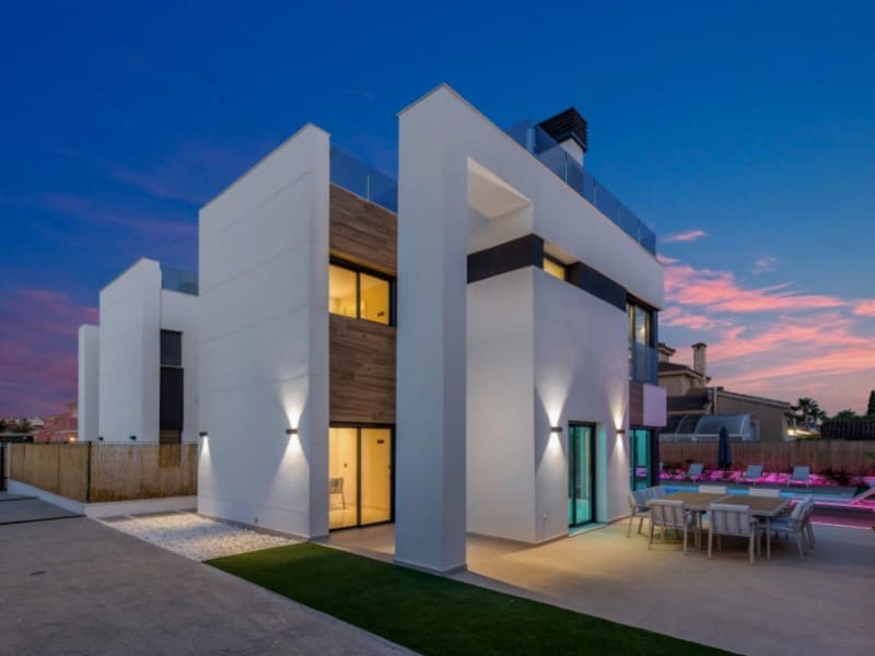 3 bedroom Villa for sale in Torrevieja with pool - € 699,900 (Ref: 10048966)