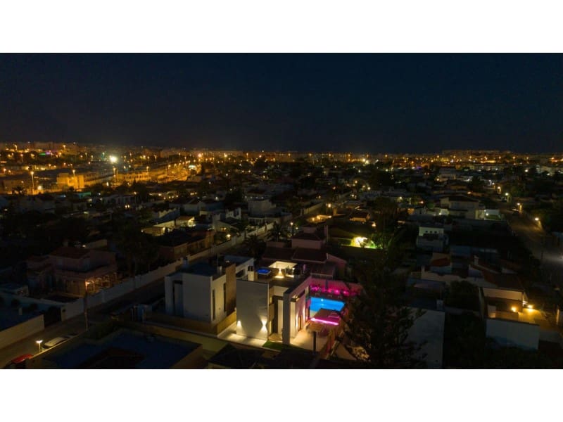 3 bedroom Villa for sale in Torrevieja with pool - € 699,900 (Ref: 10048966)