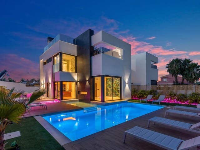 3 Zimmer Villa zu verkaufen in El Chaparral - La Siesta - La Torreta, Torrevieja mit Pool - 699.900 € (Ref: 10048966)