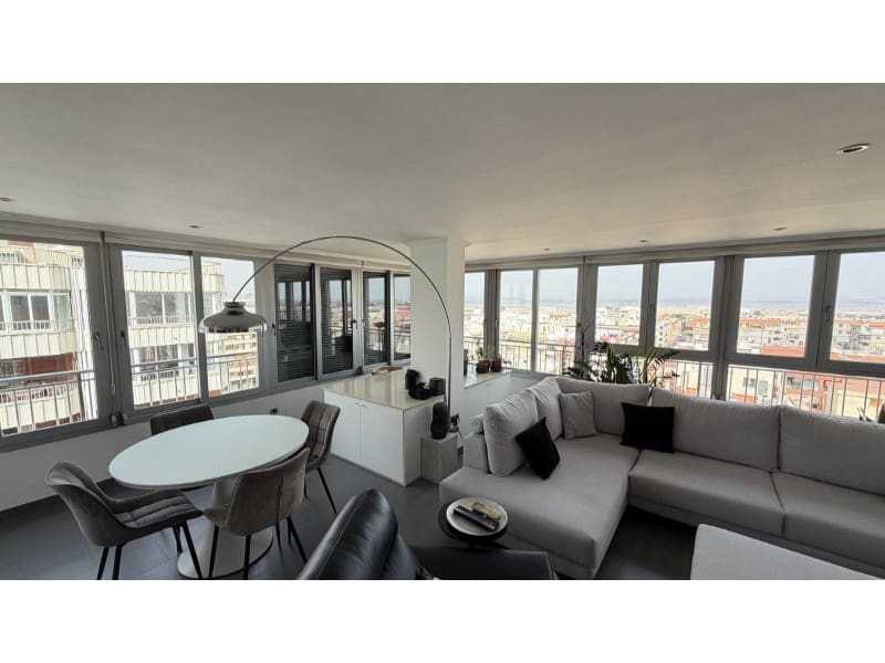 2 makuuhuone Kattohuoneisto myytävänä paikassa Torrevieja mukana uima-altaan - 369 900 € (Ref: 10081001)