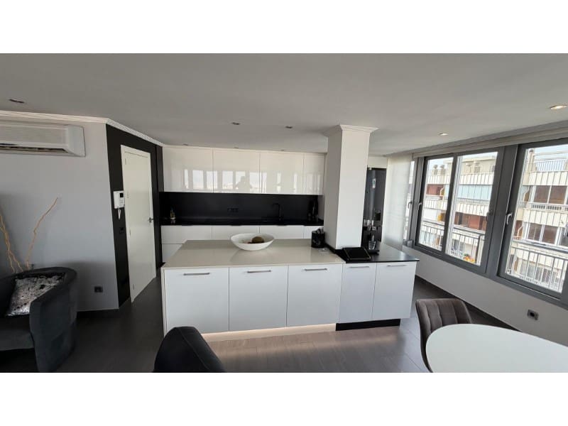 2 makuuhuone Kattohuoneisto myytävänä paikassa Torrevieja mukana uima-altaan - 369 900 € (Ref: 10081001)