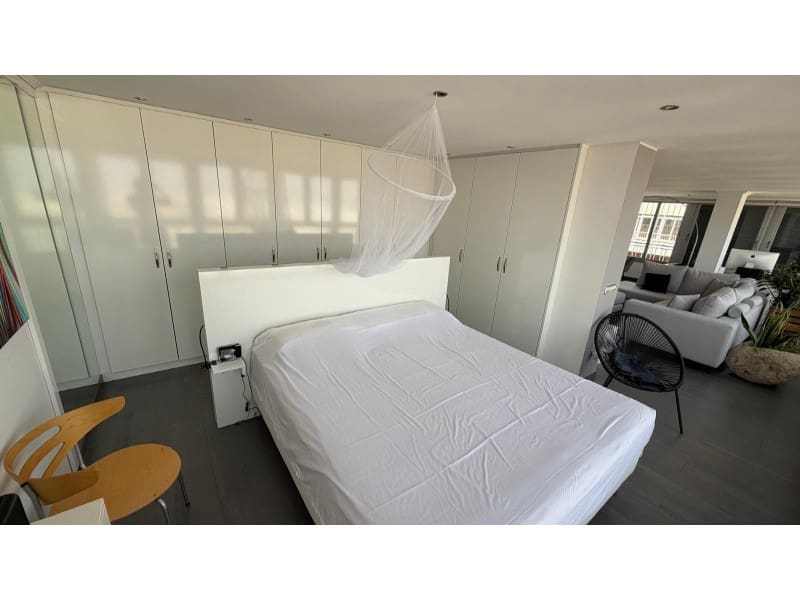 2 makuuhuone Kattohuoneisto myytävänä paikassa Torrevieja mukana uima-altaan - 369 900 € (Ref: 10081001)