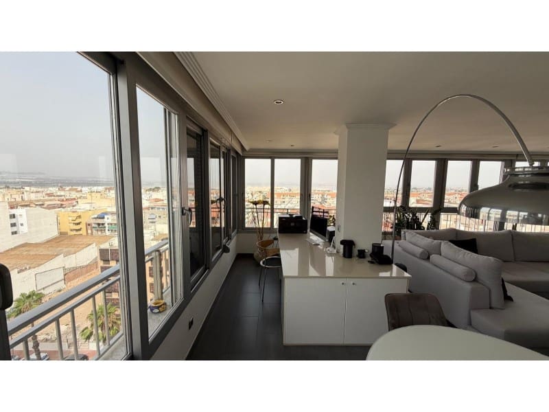 2 makuuhuone Kattohuoneisto myytävänä paikassa Torrevieja mukana uima-altaan - 369 900 € (Ref: 10081001)