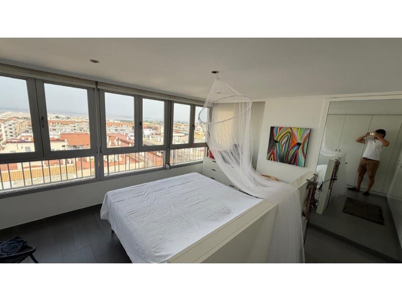 2 makuuhuone Kattohuoneisto myytävänä paikassa Torrevieja mukana uima-altaan - 369 900 € (Ref: 10081001)