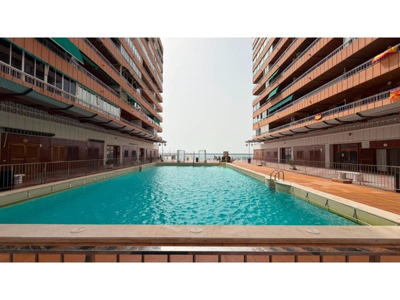 2 makuuhuone Kattohuoneisto myytävänä paikassa Torrevieja mukana uima-altaan - 369 900 € (Ref: 10081001)