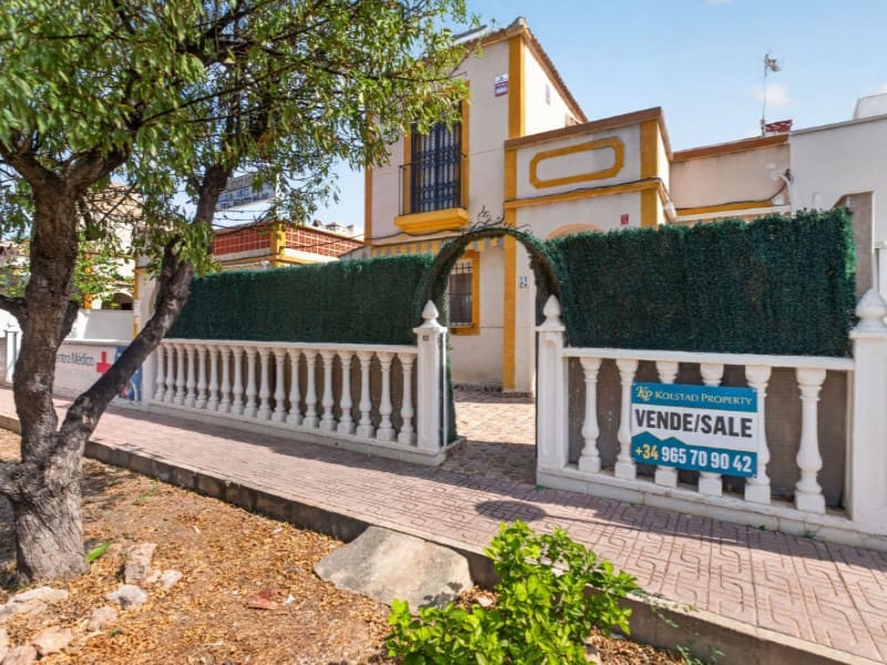 3 quarto Casa em Banda para venda em Torrevieja com piscina - 184 000 € (Ref: 10131448)