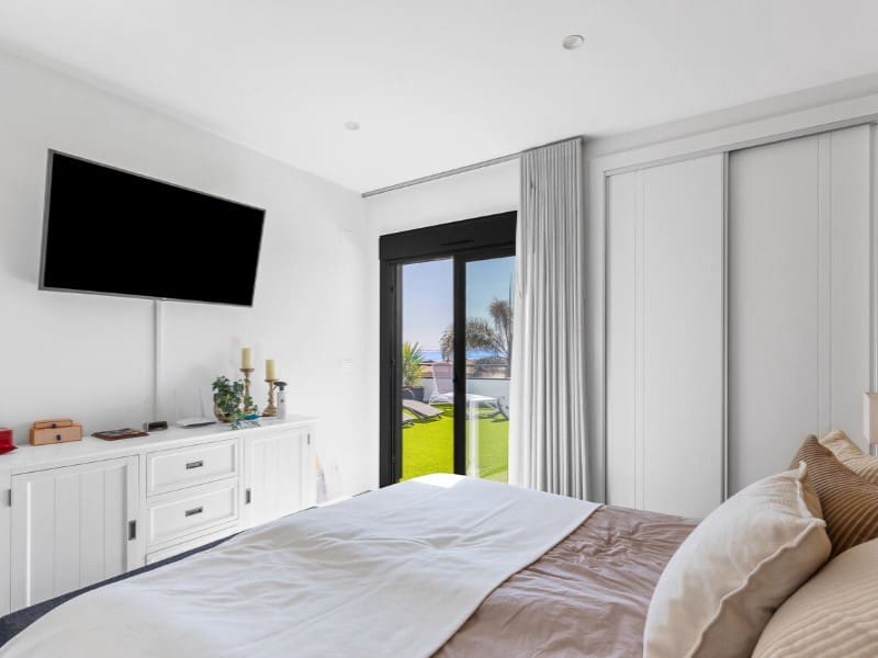 4 slaapkamer Villa te koop in Torrevieja met zwembad garage - € 895.000 (Ref: 10146778)