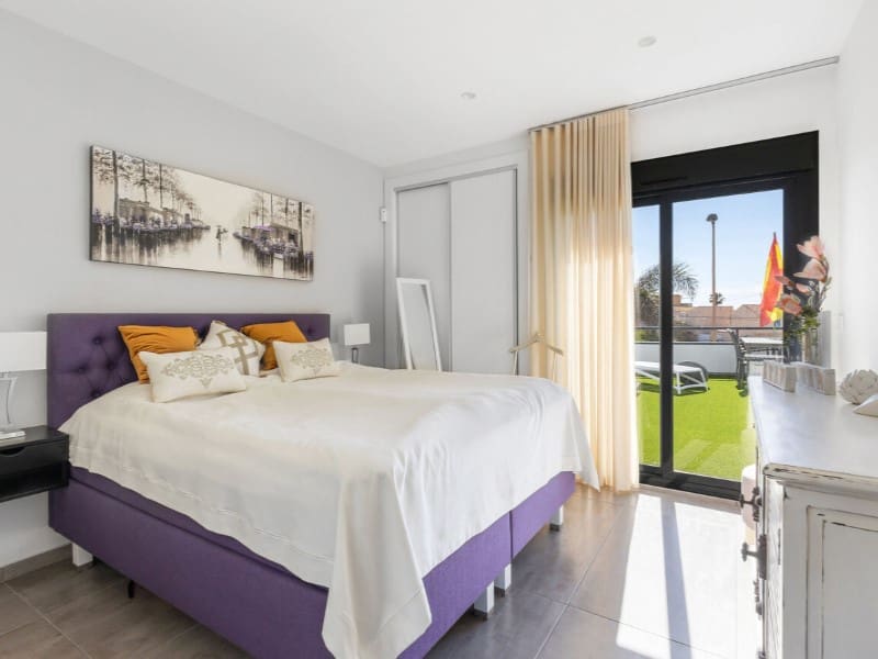 4 slaapkamer Villa te koop in Torrevieja met zwembad garage - € 895.000 (Ref: 10146778)