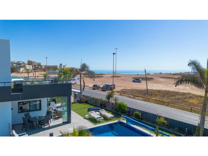 4 slaapkamer Villa te koop in Torrevieja met zwembad garage - € 895.000 (Ref: 10146778)