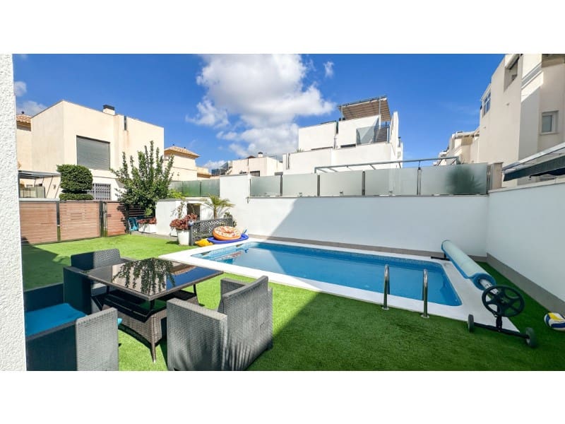 5 soverom Villa til salgs i Torrevieja med svømmebasseng - € 549 000 (Ref: 10146781)