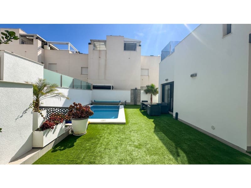5 soverom Villa til salgs i Torrevieja med svømmebasseng - € 549 000 (Ref: 10146781)