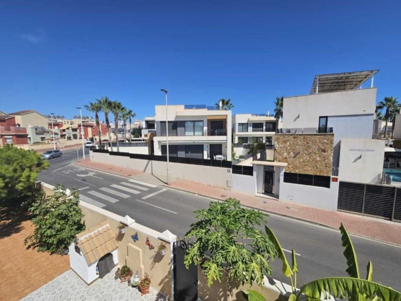 3 bedroom Villa for sale in Torrevieja with garage - € 495,000 (Ref: 10154961)