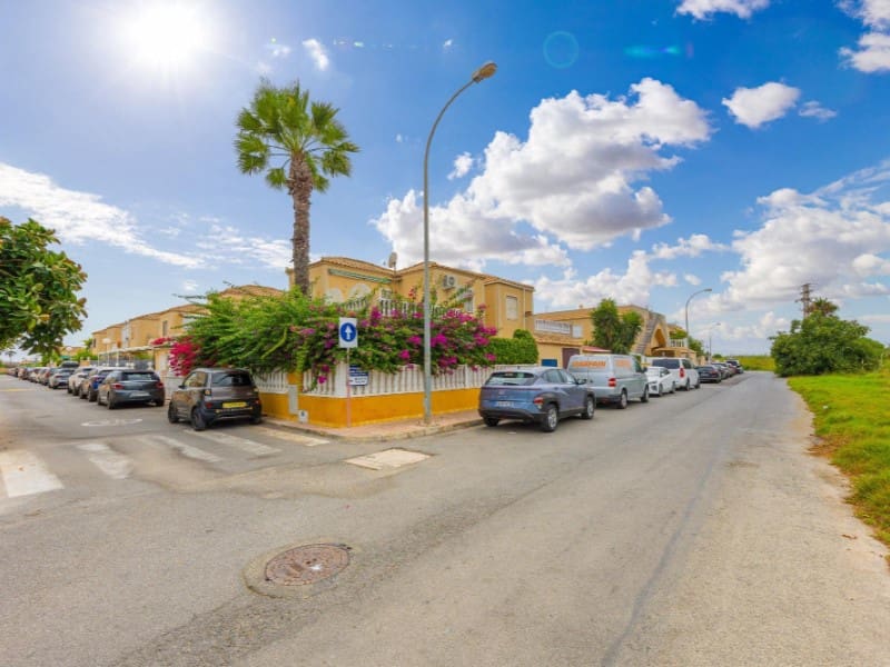 3 bedroom Villa for sale in Torrevieja with pool - € 199,500 (Ref: 10154962)