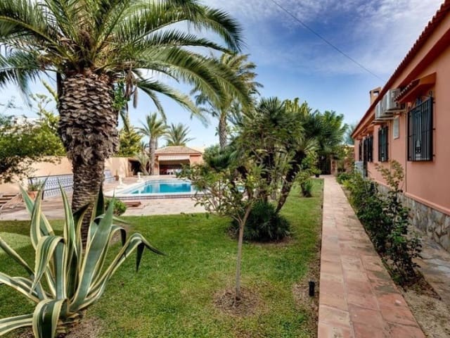 Chalet de 5 habitaciones en El Chaparral, Torrevieja en venta con piscina garaje - 850.000 € (Ref: 10177063)