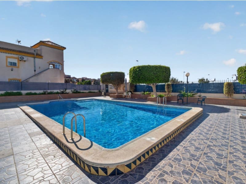 2 soveværelse Lejlighed til salg i Torrevieja med swimmingpool garage - € 149.900 (Ref: 10180468)